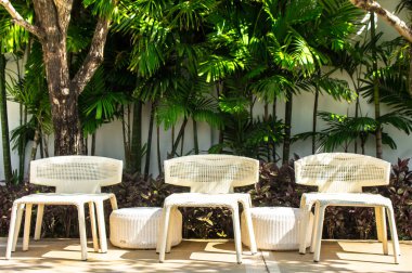 Tarafında yaz yüzme havuzu güneşlenme tembel.