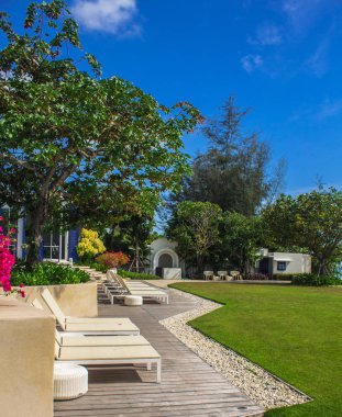 Tarafında yaz yüzme havuzu güneşlenme tembel.