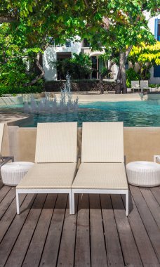 Tarafında yaz yüzme havuzu güneşlenme tembel.