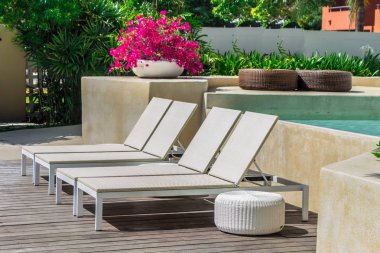 Tarafında yaz yüzme havuzu güneşlenme tembel.