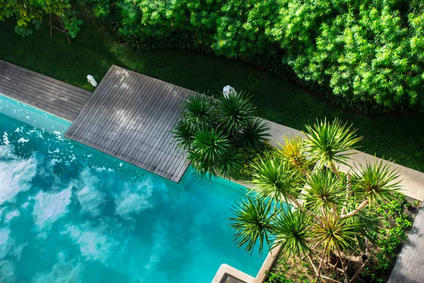 Flatlay güneşlenme Teras havuz tarafında yaz.