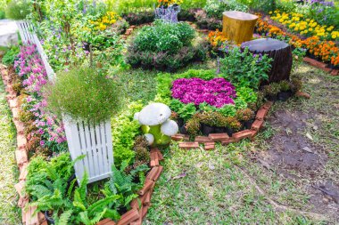 Beyaz ahşap çit ve çiçek dekorasyon rahat ev bahçe içinde yaz.