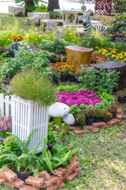 Beyaz ahşap çit ve çiçek dekorasyon rahat ev bahçe içinde yaz.