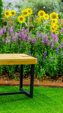 Kanepe rahat ev çiçek bahçesinde yaz ahşap.