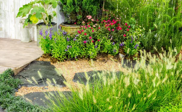 Väg Och Flower Pot Dekoration Mysiga Hem Blomma Trädgård Sommaren — Stockfoto