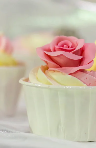 Słodkie Piękno Kwiatów Polewa Pastelowych Kolorów Dekoracji Domu Tort Weselny — Zdjęcie stockowe