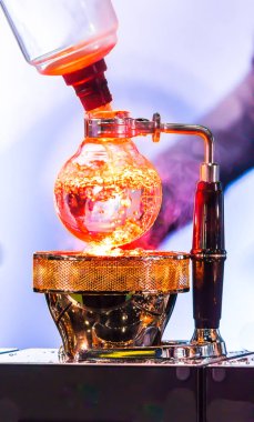 Sifon kahve ya da vakum kahve tam daldırma zevkli, doğrudan temas ile harmanlanmıştır koku ve tat ofroasted kahve haşlanmış su ve kaynar su, Vakum işlem ışın ısıtıcı tarafından çarpıcı bir şov.