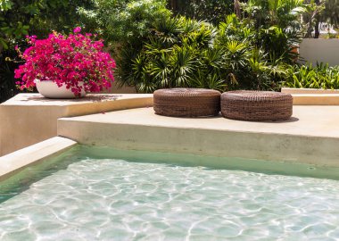 Tarafında yaz yüzme havuzu güneşlenme tembel.