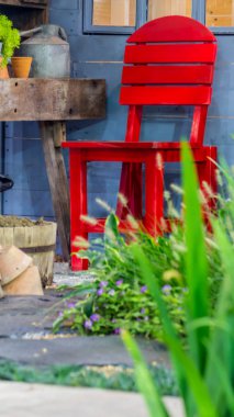 Kırmızı sandalye ve rahat ev çiçek Bahçe Bahçe nesne dekorasyonda yaz üzerinde rahatlatıcı alanı.