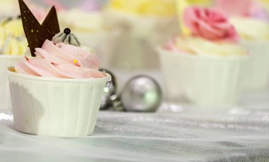 Düğün resepsiyonunda katmanında cupcakes.