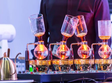 Tesisler kahve veya vakum kahve tam daldırma zevkli ve kaynar su, Vakum işlem ışın ısıtıcı tarafından çarpıcı resim gösterisi olduğunu.