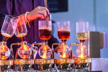 Tesisler kahve ya da vakum kahve su ve karıştırın 10 saat kaynar içine tam daldırma zevkli ve proses mix kahve çekirdekleri olduğunu.