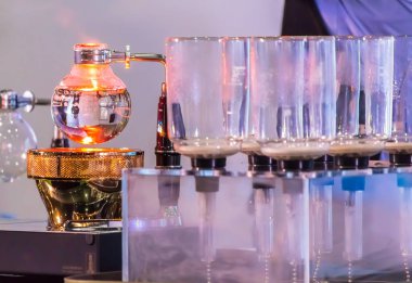 Tesisler kahve ya da vakum kahve tam daldırma zevkli, harmanlanmıştır koku ve tat doğrudan iletişim kaynamış su ve kaynar su, Vakum işlem ışın ısıtıcı tarafından çarpıcı bir şov ile kahve kavrulmuş.