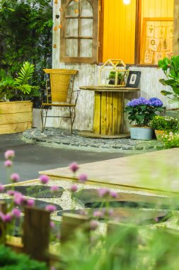 Güzellik ve yaz rahat ev çiçek bahçesinde çiçek pot dekorasyonu ile rahatlatıcı Bahçe.