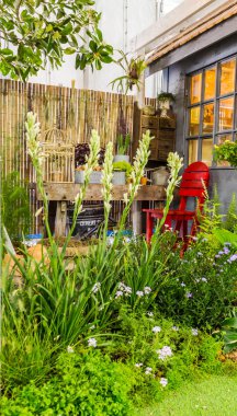 Güzellik ve yaz rahat ev çiçek bahçesinde çiçek pot dekorasyonu ile rahatlatıcı Bahçe.