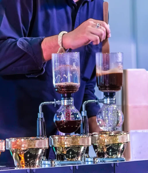 Syphon Coffee or Vacuum Coffee is full immersion tasteful and process mix coffee beans into boiling water and stir 10 time.