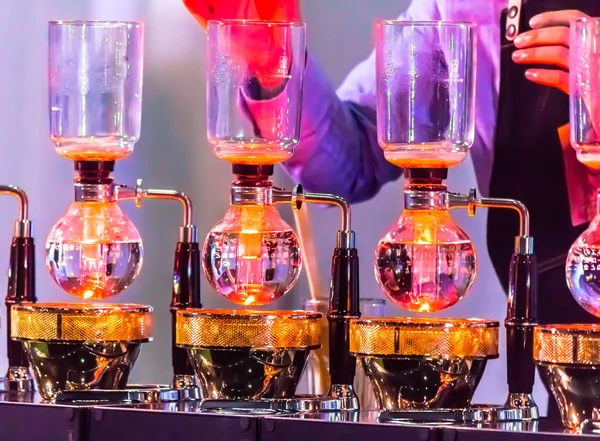 虹吸咖啡或真空咖啡是充分浸泡品位和图片显示沸腾的水 惊人的真空过程中的光束加热器 — 图库照片