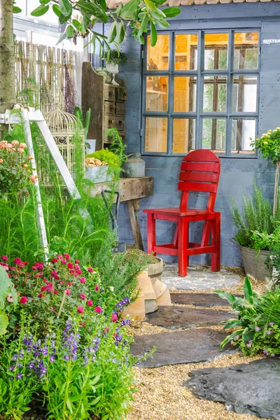 Güzellik Yaz Rahat Çiçek Bahçesinde Çiçek Pot Dekorasyonu Ile Rahatlatıcı — Stok fotoğraf