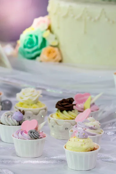 Zoete Schoonheid Bloem Topping Pastel Kleur Wedding Cake Decoratie — Stockfoto