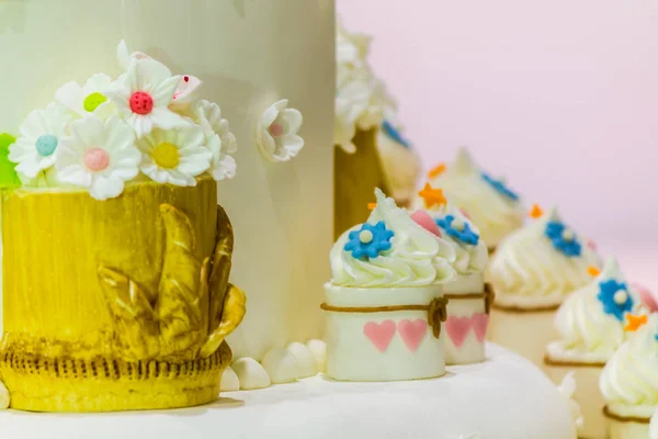 Zoete Schoonheid Bloem Topping Pastel Kleur Wedding Cake Decoratie — Stockfoto