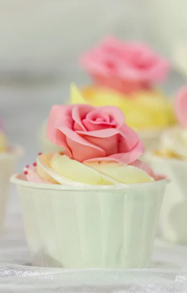 Tatlı Güzellik Çiçek Düğün Pastası Dekorasyon Pastel Renk Tepesi — Stok fotoğraf