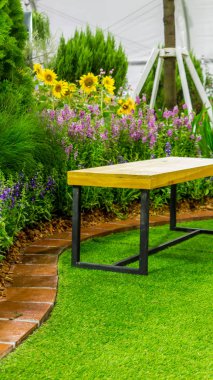 Yaz rahat ev çiçek bahçesinde ahşap sandalye.