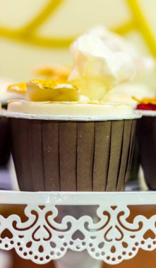 Tatlı güzellik çiçek ve ev yapımı düğün pastası dekorasyon pastel renk Tepesi.