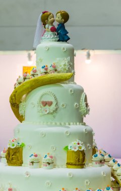 Tatlı güzellik çiçek ve tepesi düğün bebek pasta Dekorasyonu çift evlilik.