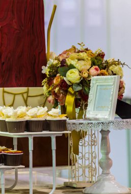 Tatlı güzellik çiçek ve düğün pastası dekorasyon pastel renk tepesi.