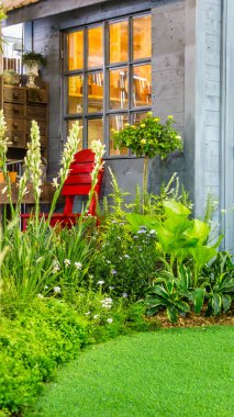 Güzellik ve yaz rahat ev çiçek bahçesinde çiçek pot dekorasyonu ile rahatlatıcı Bahçe.