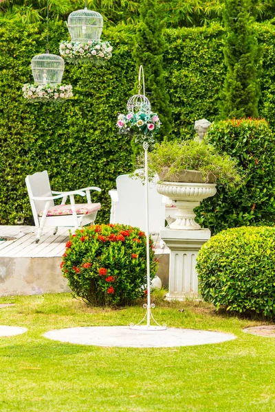 Staty Cupid Mysiga Hem Blomsterträdgården Sommaren — Stockfoto