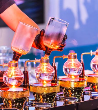 Tesisler kahve veya vakum kahve tam daldırma zevkli ve kaynar su, ışın ısıtıcı tarafından bu resim göstermek çarpıcı vakum işlemi resim gösterisi olduğunu.