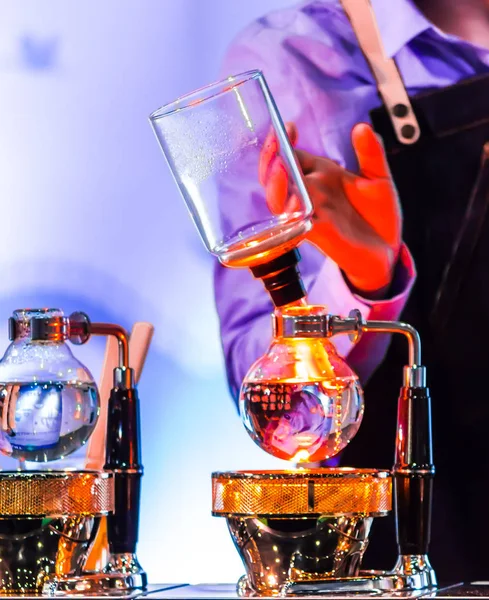 Tesisler kahve ya da vakum kahve tam daldırma zevkli, harmanlanmıştır koku ve tat doğrudan iletişim kaynamış su ve kaynar su, Vakum işlem ışın ısıtıcı tarafından çarpıcı bir şov ile kahve kavrulmuş.