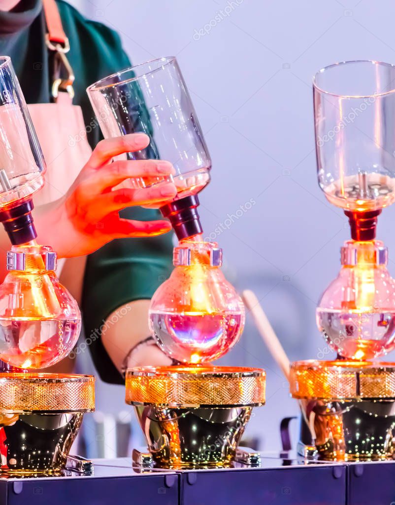 Syphon Coffee o Vacuum Coffee es una inmersión completa de buen gusto, olor mezclado y sabor de