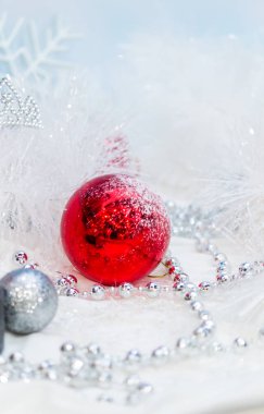 Renkli önemsiz şey, maske, kar adam, giftbox ile her Aralık serin ve beyaz Noel ağacı süsle.