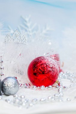 Renkli önemsiz şey, maske, kar adam, giftbox ile her Aralık serin ve beyaz Noel ağacı süsle.