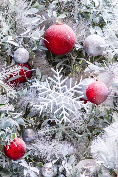 Jeden Dezember Kühler Und Weißer Christbaumschmuck Mit Bunter Christbaumkugel Maske — Stockfoto