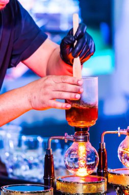 Tesisler kahve ya da vakum kahve tam daldırma zevkli, bu resim gösterisi kahvenin içine kaynar su mix ve 10 saat heyecan olduğunu.