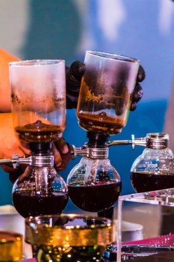 Tesisler kahve ya da vakum kahve tam daldırma zevkli, bu resim gösterisi kahvenin içine kaynar su mix ve 10 saat heyecan olduğunu.