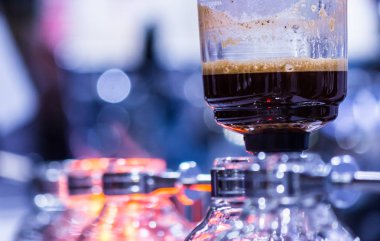Tesisler kahve ya da vakum kahve tam daldırma zevkli, bu kaynar su içine süreç gösteri mix kahve çekirdekleri olduğunu.