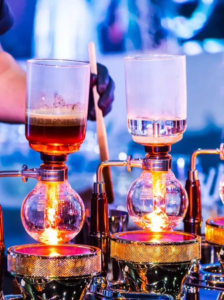 虹吸管咖啡或真空咖啡是完全浸泡有味道 这张图片显示混合咖啡豆到沸水和搅拌10次 — 图库照片