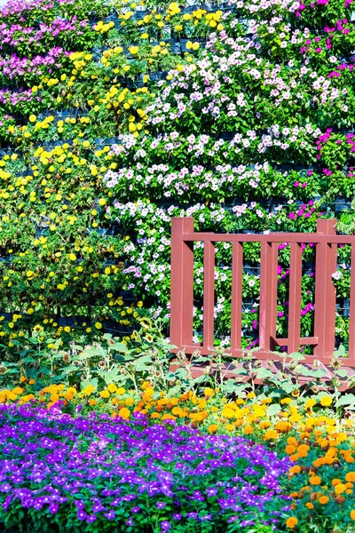 木製の橋夏の居心地の良いホーム フラワー ガーデンの花ポット装飾 — ストック写真