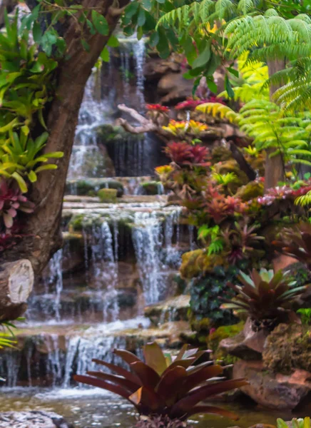 Cachoeira Flui Através Aconchegante Jardim Flores Casa Após Chuva — Fotografia de Stock