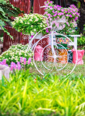 Rahat ev Çiçek bahçesinde yaz.