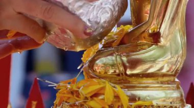 Görüntüleri her 13 Nisan, Tayland Songkran festivalde iyi şanslar isteyen Monk heykel duş.