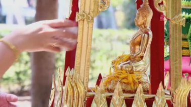 Görüntüleri her 13 Nisan, Tayland Songkran festivalde iyi şanslar isteyen Monk heykel duş.