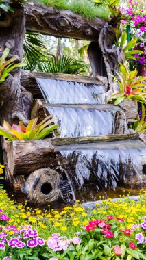 Şelale rahat ev çiçek bahçesinde akar