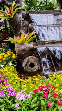 Şelale rahat ev çiçek bahçesinde akar