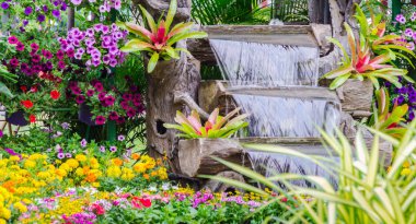 Şelale rahat ev çiçek bahçesinde akar