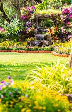 Şelale rahat ev çiçek bahçesinde akar